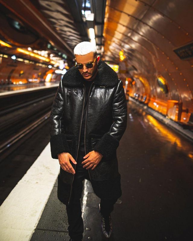 The coat-bomber leather and fur black Richard Valentine Paris worn by DJ Snake on his account Instagram @djsnake