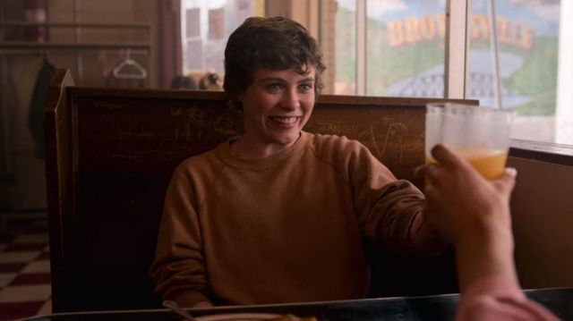 The brown sweatshirt of Sydney (Sophia Lillis) in I Am Not Okay with This (S01E03)