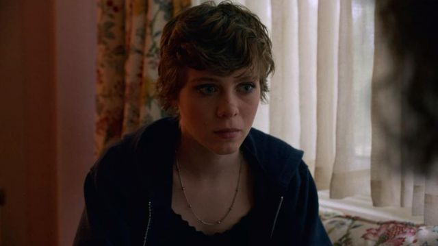 The necklace of Sydney (Sophia Lillis) in I Am Not Okay with This (S01E03)