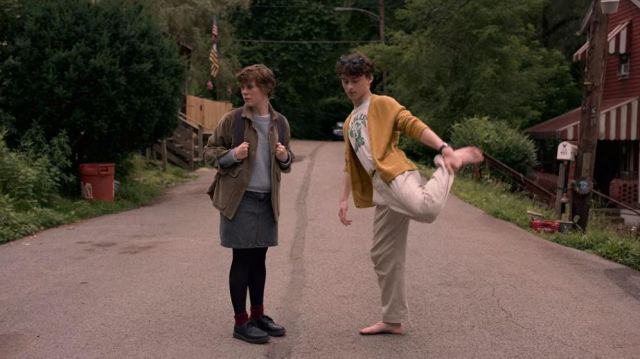 The beige pants of Stanley Barber (Wyatt Oleff) in I Am Not Okay with This (S01E01)