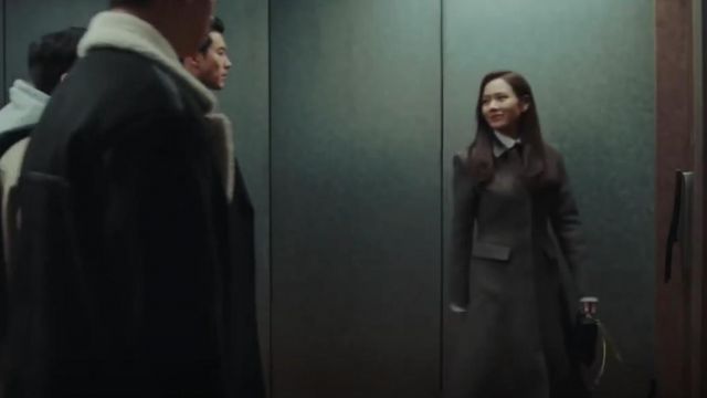 Lo­go Leaf Shoul­der Bag worn by Yoon Se Ri (Son Ye-jin) in Crash Landing on You Season 1 Episode 12