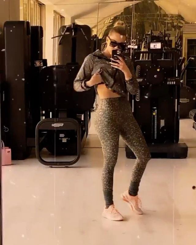 Good American Leop­ard Print Hood­ed Run­ning Jack­et worn by Khloé Kardashian Instagram Story March 3, 2020