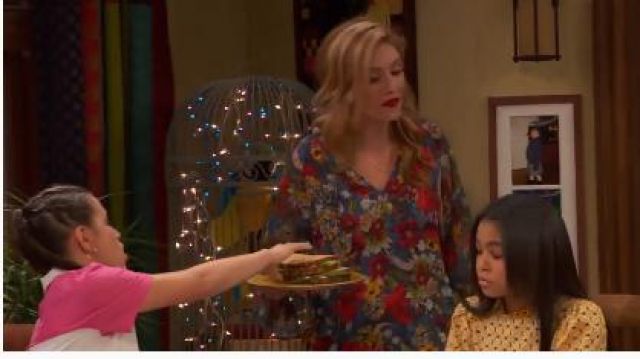 Flo­ral Blouse worn by Chelsea Grayson (Anneliese van der Pol) in Raven's Home Season 3 Episode 18