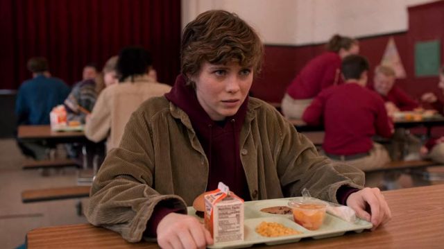 The red hoodie of Sydney Novak (Sophia Lillis) in I Am Not Okay with This (S01E06)