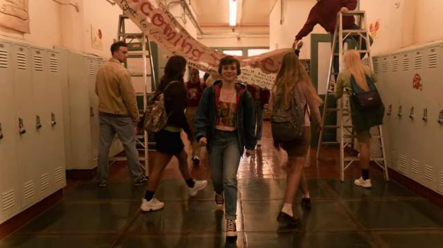 The blue jacket of Sydney Novak (Sophia Lillis) in I Am Not Okay with This (S01E07)