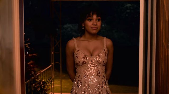 The pink sequin dress of Dina (Sofia Bryant) in I Am Not Okay with This (S01E07)