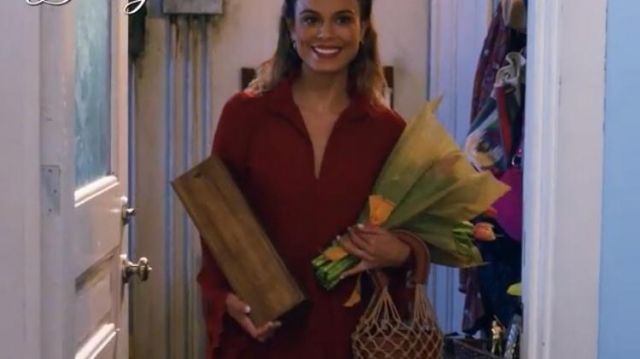 The bag Moreau by Staud worn by Noa Hamilton (Dawn Freshwater) in The Baker and the beauty Season 1