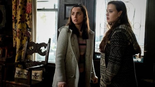 Grey patterned hoodie of Meg Thrombey (Katherine Langford) in Knives Out