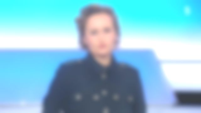 La chemise à multiples boutons de Caroline Roux dans C dans l'air