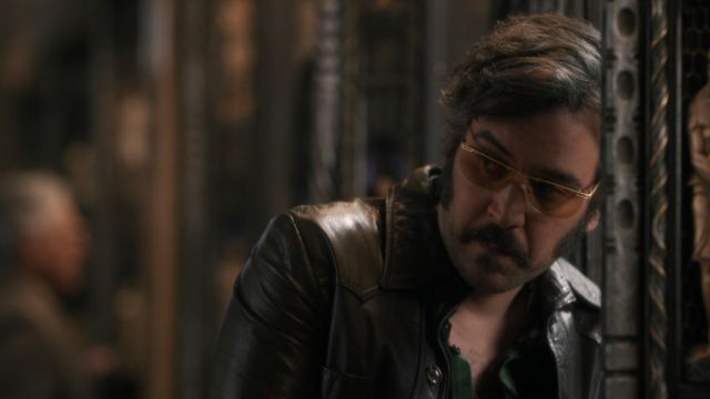 Gold sunglasses worn by Lonny Flash (Josh Radnor) in Hunters (S01E04)