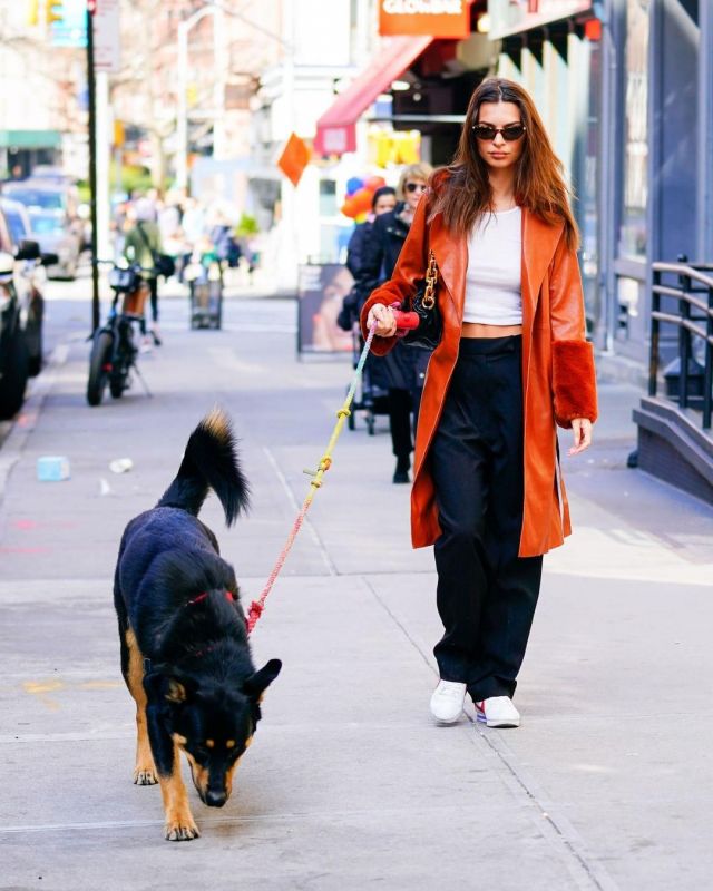 The Row Fran­cis High-Rise Wool Ta­pered-Leg Trousers of Emily Ratajkowski on the Instagram account @emrata March 4, 2020