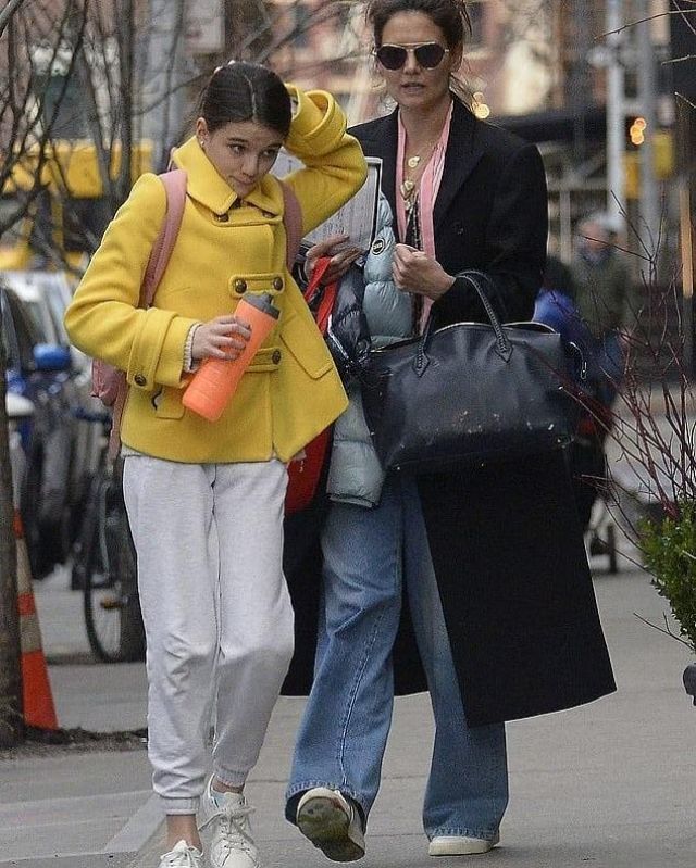 Reformation Jack­ie Ul­tra High Waist Wide Leg Jeans worn by Katie Holmes New York City March 4, 2020