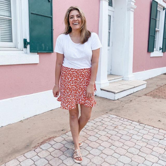 Mini falda de Lauren Dix en la cuenta de Instagram @laurenmdix