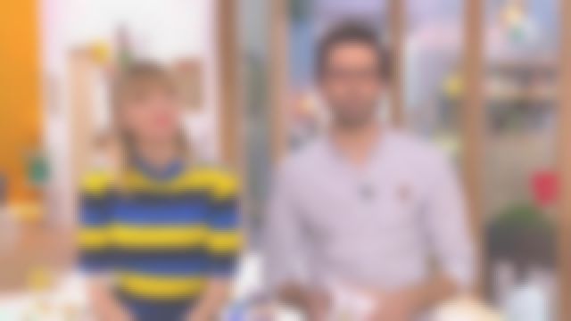 Le tee -shirt col montant à côtes rayées de Maya Lauqué dans La Quotidienne