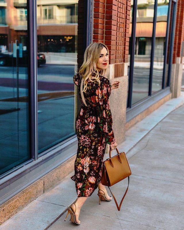 Mi­di Floral Dress of Ally Noriega on the Instagram account @allysoninwonderland