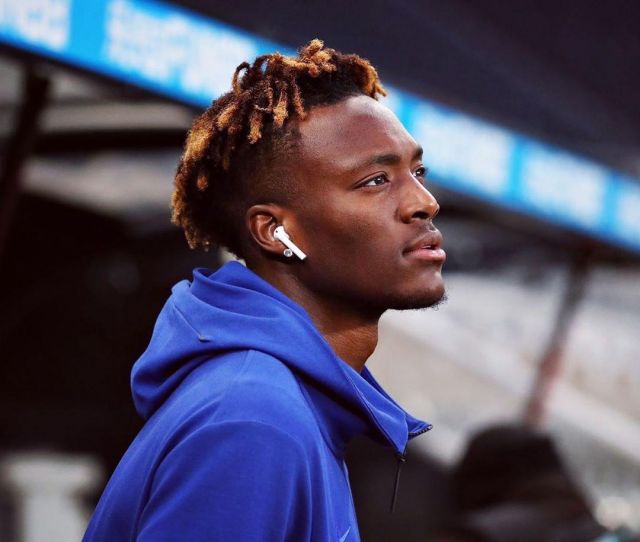 The wireless headphones from Tammy Abraham on the account Instagram of @tammyabraham1