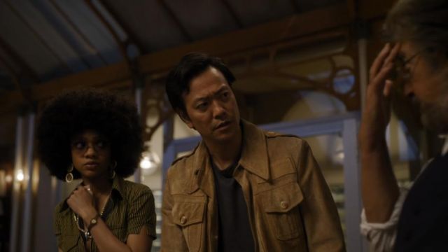 Les lunettes de soleil rondes roses portées par Roxy Jones (Tiffany Boone) dans la série Hunters (s01e02)