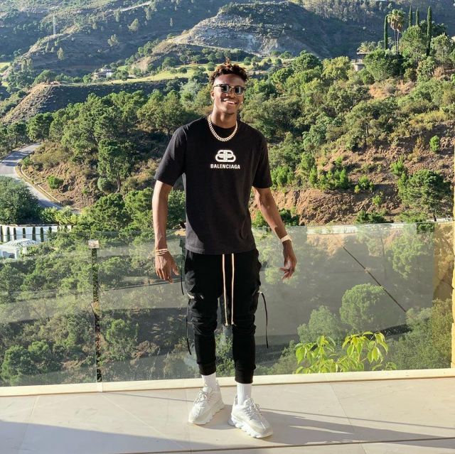 The sneakers versace white from Tammy Abraham on the account Instagram of @tammyabraham1