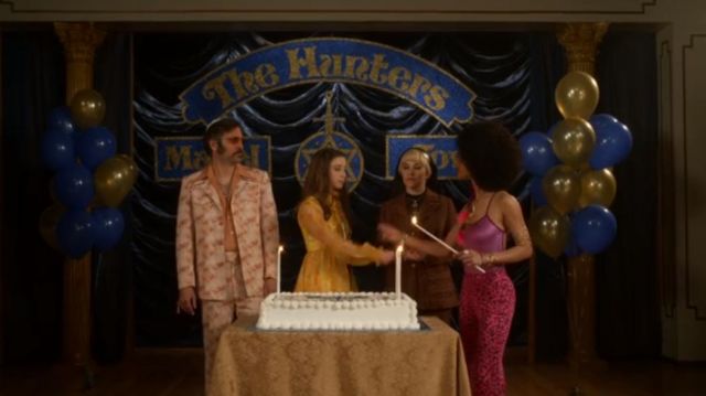 Pantalones rosa leopardo usados por Roxy Jones (Tiffany Boone) en la serie Hunters (s01e02)