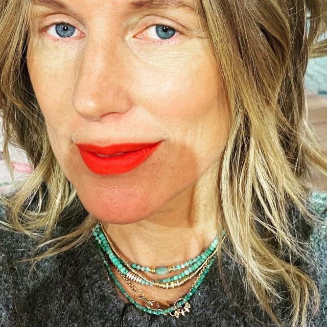 The collar flush with neck of the Venetian and bright Agathe Lecaron on the account Instagram of @agathelecaron