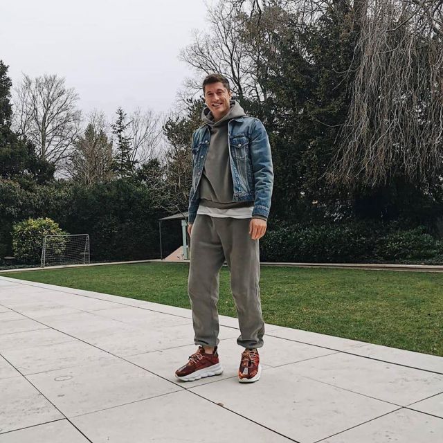 Jean jacket light blue worn by Robert Lewandowski on the account Instagram of @_rl9