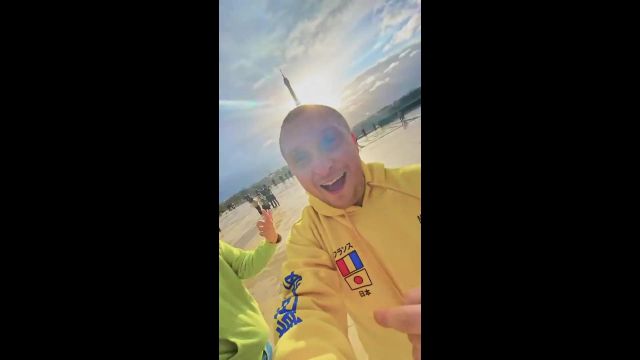 Le sweatshirt jaune porté par McFly dans la vidéo OK BOOMER (clip officiel)