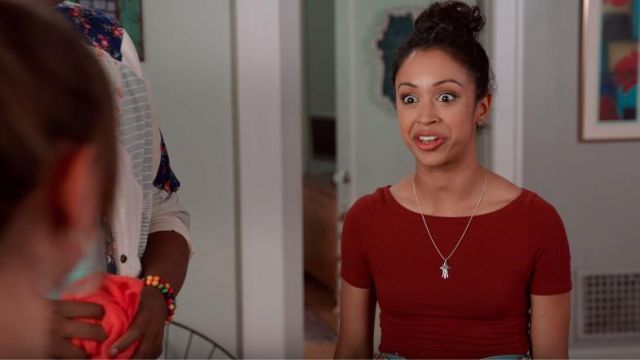 Rouge Crop Top porté par Liza Koshy dans la vidéo YouTube S2E8: la Magie des Prés - Liza sur Demande