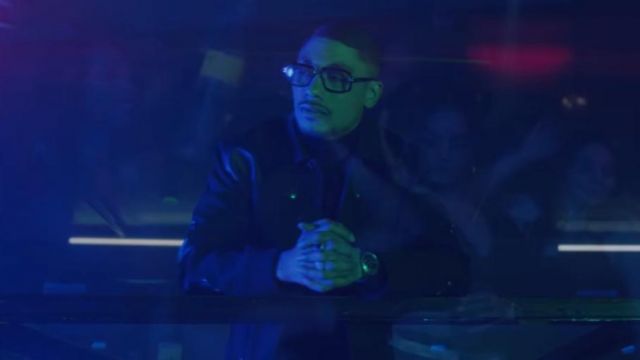 Les lunettes de vues noires de Maes dans son clip Distant feat. Ninho