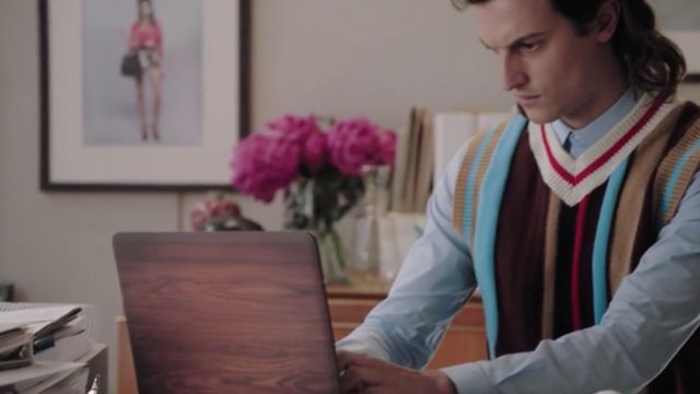 Shell of Macbook wood Patrick Duchand (Peter Vack) in those who dare (S04E02)