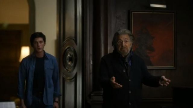 Le gilet bleu boutonné porté par Meyer Offerman (Al Pacino) dans la série Hunters (s01e04)