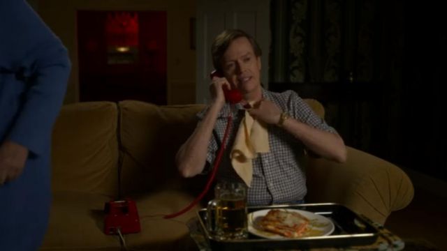 Le téléphone rouge utilisé par Bill Simpson dans la série Hunters (s01e04)