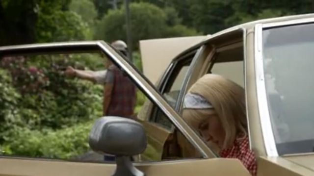 Pañuelo blanco estampado de la hermana Harriet (Kate Mulvany) en la serie Hunters (S1E5)