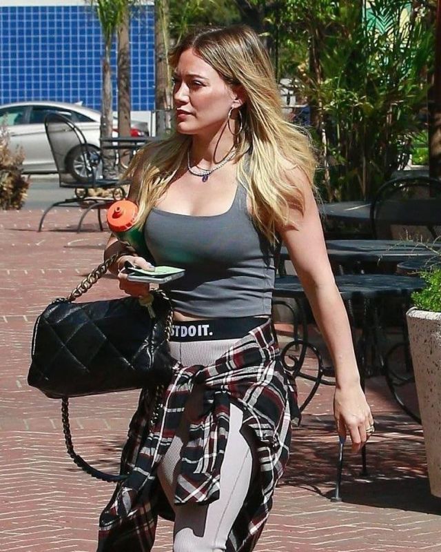 Beyond Yoga Heather Rib Square Neck Cropped Tank worn by Hilary Duff Studio City March 6, 2020
