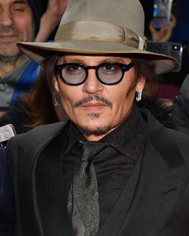 Moscot Black Lem­tosh Sun­glass­es worn by  Johnny Depp Minimata Berlin Premiere February 21, 2020