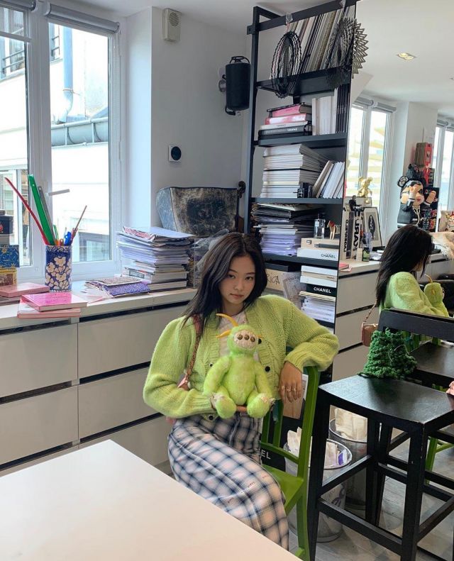 Benz Tar­tan Trousers of Jennie Kim on the Instagram account @jennierubyjane