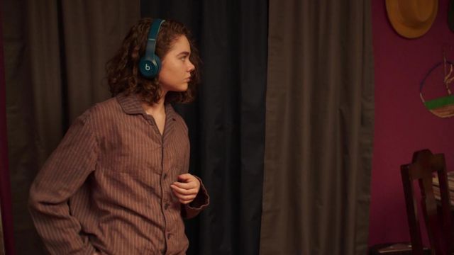 Beats by Dr Dre Solo3 headphones used by Frankie Fox (Hannah Alligood) in Better Things (S04E01)