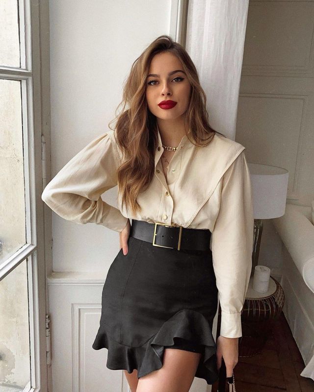 Blouse beige Sandro Jodie's account on the Instagram of @jodielapetitefrenchie