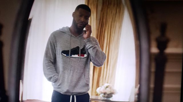 Sweatshirt grey with a drawing of a basketball Michael Culhane (Robert Christopher Riley) in the Dynasty series