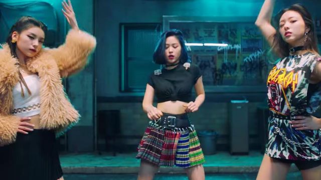 Beige Faux Fur Coat worn by Hwang Ye-ji in WANNABE music video by ITZY