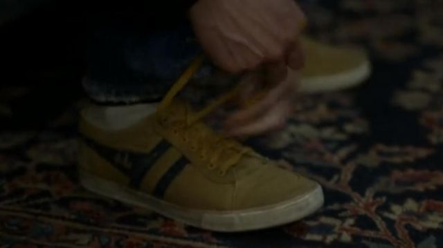 Sneakers yellow GOLA Jonah Heidelbaum (Logan Lerman) in Hunters (S01E02)