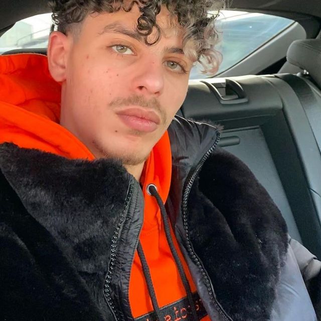 La sudadera con capucha naranja de Prime en su cuenta de Instagram @primetimefut