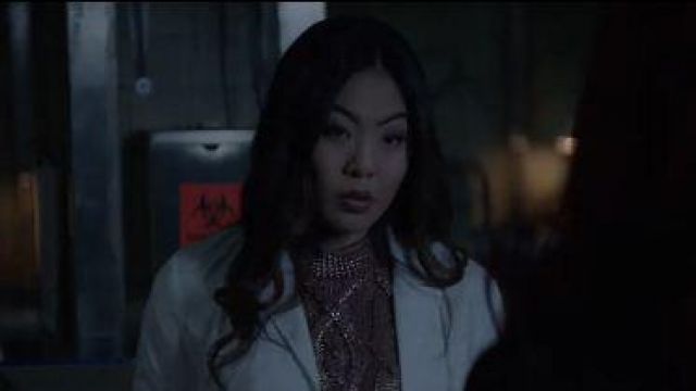 Rose Cable Knit Pull porté par Mary Hamilton (Nicole Kang) dans Batwoman Saison 1 Épisode 14