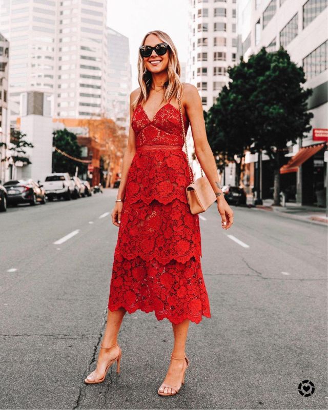 Vestido Midi Rojo de Amy Jackson en la cuenta de Instagram @fashion_jackson