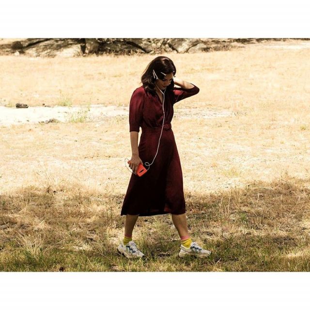 La longue robe rouge bordeaux, au col V, et aux manches 3/4 de Blanca Suárez sur le compte Instagram de @blanca_suarez