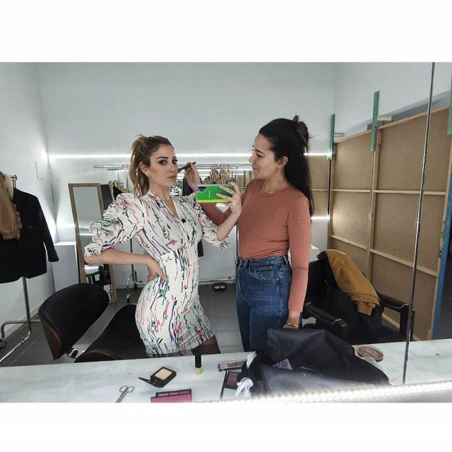 La robe blanche près du corps aux manches 3/4 et à l'imprimé coloré abstrait de Blanca Suárez sur le compte Instagram de @blanca_suarez