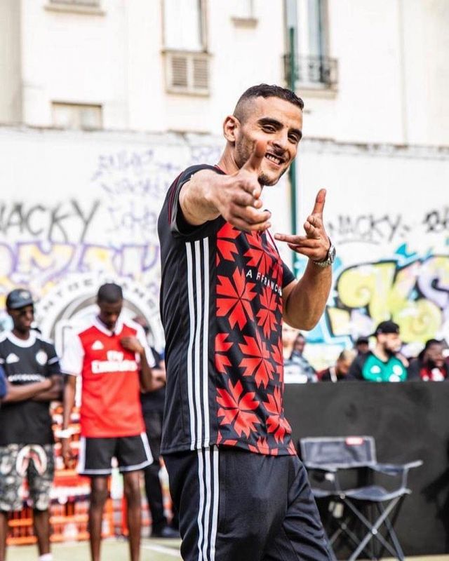 The black t-shirt with drawings of red Sofiane on his account Instagram @fiansolevrai