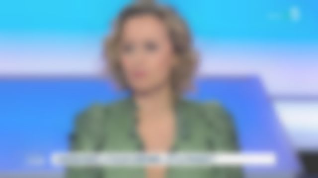 La robe Ray longue droite fluide satinée kaki de Caroline Roux dans C dans l'air le 10.03.2020