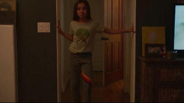 Heather Grey Jog­ger Pants worn by Duke Fox (Olivia Edwards) in Better Things Season 4 Episode 1