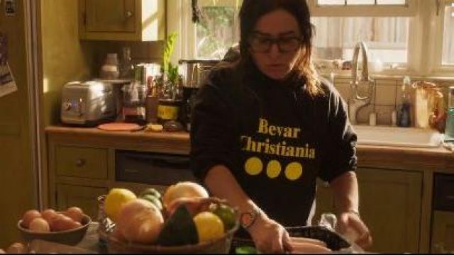 Sudadera con capucha negra usada por Sam Fox (Pamela Adlon) en Better Things Temporada 4 Episodio 1