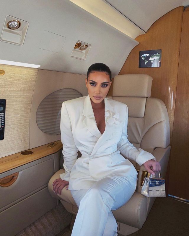 Hermès vintage Sil­ver Mi­ni Han­dle­Bag of Kim Kardashian on the Instagram account @kimkardashian March 10, 2020